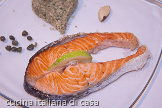 salmone con noci del Brasile
