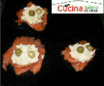 Rosette di salmone affumicato con ricotta alle olive: ricetta fotografata