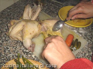 togliere pelle al pollo