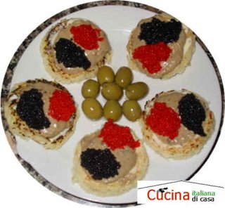 tartine con mousse di tonno