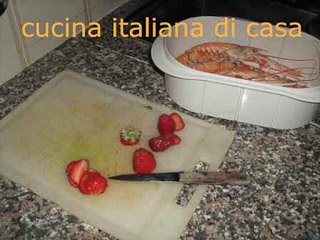 preparare gli scampi con fragole e aceto balsamico