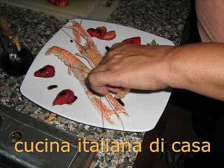 presentare gli scampi con fragole e aceto balsamico