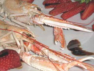 presentare gli scampi con fragole e aceto balsamico