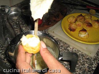 riempire le bignole con la salsa di gorgonzola