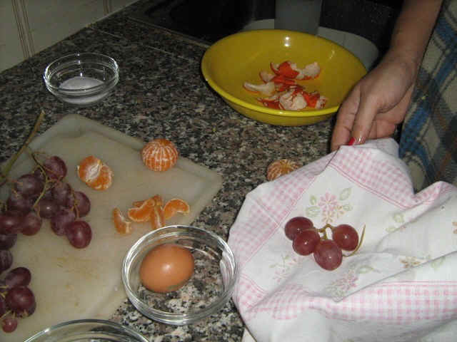preparare gli spiedini di frutta brinata