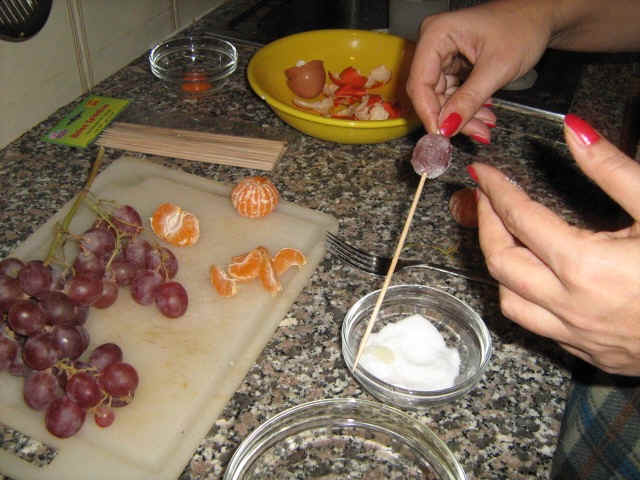 preparare gli spiedini di frutta brinata
