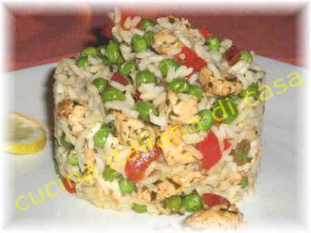 insalata di riso con pollo, peperone e piselli profumata al cumino