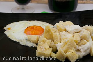 Polenta al forno, con uova e gorgonzola