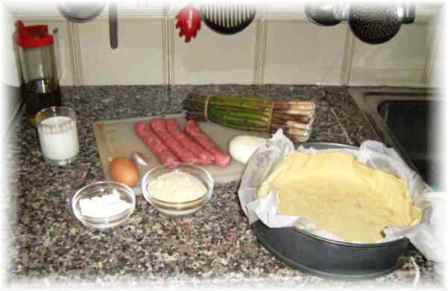 ingredienti per la torta salata di pollo e asparagi