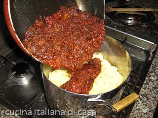 saltare le pappardelle nel sugo di lepre