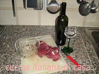 marinatura della carne di cervo nel vino rosso
