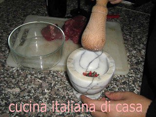 macinare le spezie con il mortaio