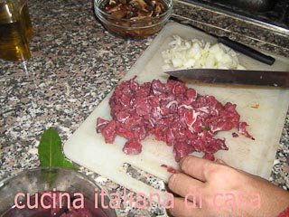 preparazione del sugo di cervo alla cacciatora