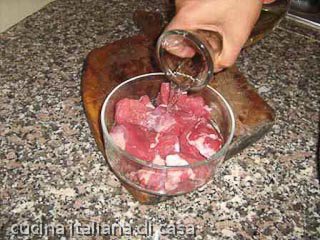 marinare la carne di cinghiale con il vino bianco