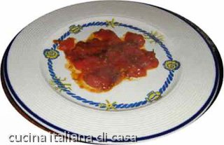 montaggio del piatto: la base di sugo di pomodoro