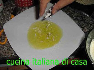servire i testaroli con funghi porcini freschi