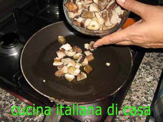 trifolare i funghi porcini freschi