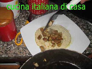 servire i testaroli con funghi porcini freschi