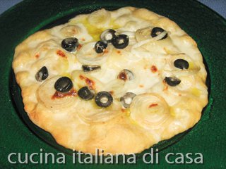 pizza bianca stracchino e cipolle