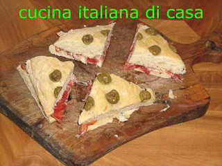 tagliate la focaccia a spicchi