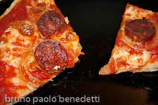 pizza con cipolla e salame piccante  