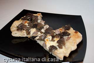 pizza melanzane scamorza e salsiccia