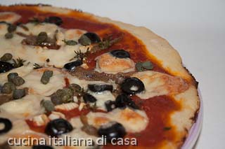pizza saporita, con capperi olive e acciughe