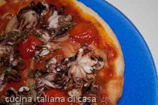 pizza terra e mare, con cipolle e polipetti