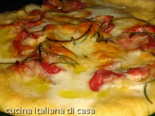 pizza bianca con pancetta e rosmarino