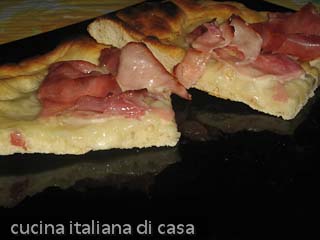 pizza con prosciutto, taleggio e pinoli