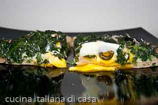 pizza vegetariana, uova e spinaci con pasta integrale