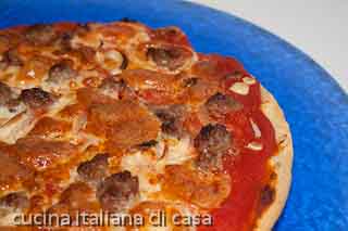 pizza con porro, salsiccia e scamorza