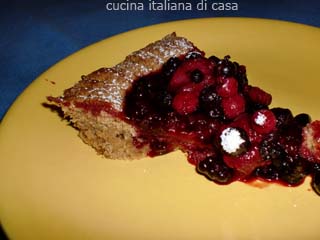 fetta di torta ai frutti di bosco