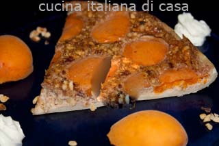 torta di albicocche e nocciole su pasta sfoglia