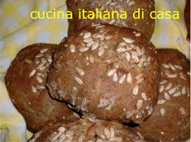pane nero con semi di girasole