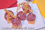 salame e melone con spaghetti fritti