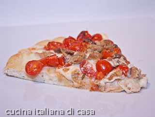 pizza con pomodoro fresco, tonno e acciughe