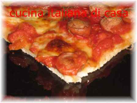 la pizza al trancio con i wurstel