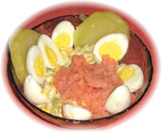 insalata di salmone, patate e uova di quaglia