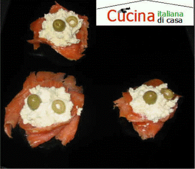 Rosette di salmone affumicato con ricotta alle olive 