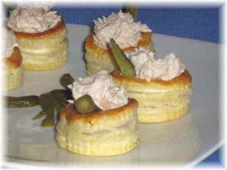 vol au vent (volovant) con spuma di tonno 