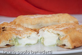 panzerotti con scquaquerone, patè di carciofini e olive