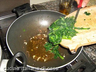sugo per le orecchiette con le cime di rapa: preparazione