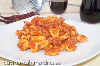 orecchiette con salsiccia e pomodoro