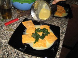 come servire i ravioli di zucca con fonduta e spinaci