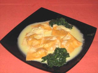 ravioli di zucca con fonduta e spinaci