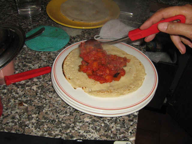 servire i testaroli con il sugo di melanzana e guanciale