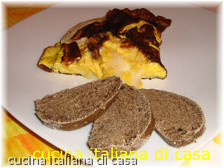 omelette di patate con chevre e pane nero